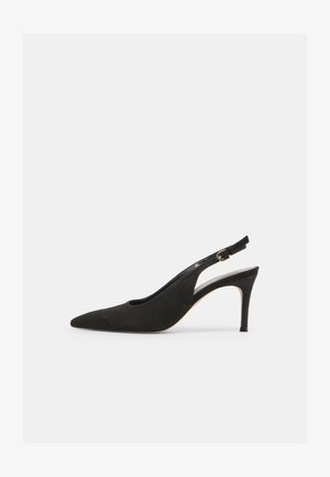 Fekete szarvasbőr hátpántos magassarkú cipő hegyes orral és állítható csattal, oldalnézetben fehér háttéren.