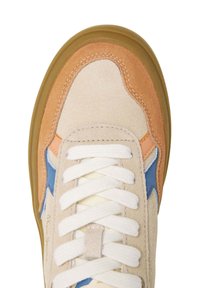 Sneaker con tomaia in suede beige e suola in gomma marrone. Presenta accenti arancioni, blu e crema, lacci bianchi e un design testurizzato.