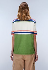 Gestreept shirt met korte mouwen en een groene onderkant, voorzien van horizontale strepen in blauw, oranje en crème. Katoenmix, comfortabele pasvorm.