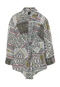 Kragenhemd mit einem Patchwork-Design in Schwarz, Weiß und Grün, das Leopardenmuster, geometrische Muster und farbenfrohe Akzente zeigt.
