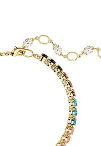 Pulsera en tono dorado que presenta piedras rectangulares coloridas alternas y acentos octagonales, con cierre de langosta y un acabado suave y pulido.