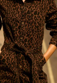 Next PRINT - REGULAR FIT - Lühikeste varrukatega bodi - leopard
