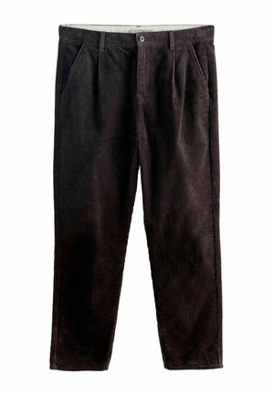Tumši brūni korduroja bikses ar priekšējiem kabatām, pogu aizdari, jostas cilpiņām un taisnu kāju dizainu uz balta fona.