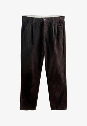 Tumed pruunid korduroy püksid, millel on ees taskud, nööbiga sulgemine, vöökohad ja sirged sääred valgel taustal.