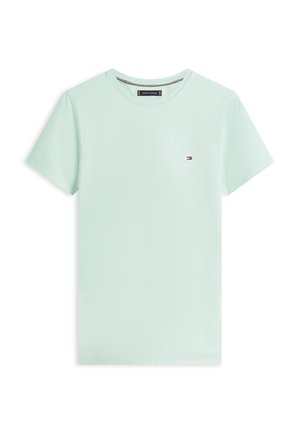 Tricou verde deschis cu mâneci scurte și guler rotund, cu un logo mic Tommy Hilfiger pe pieptul stâng și etichetă branduită în interiorul gulerului.