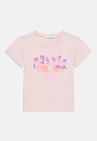 Ροζ βαμβακερό μπλουζάκι με γραφικό σε σχήμα καρδιάς που περιλαμβάνει γυαλιά με γκλίτερ και floral σχέδια. Κοντά μανίκια και στρογγυλή λαιμόκοψη.