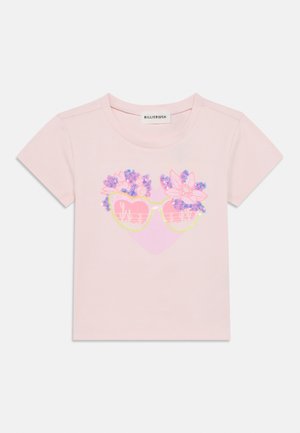 Camiseta de algodón rosa con un gráfico en forma de corazón que incluye gafas brillantes y diseños florales. Mangas cortas y cuello redondo.