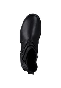 Svart ankelboot gjord av slät syntetmaterial. Har en rundad tå, en spänne-accent och en något strukturerad yta.