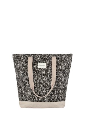 Bolsa tote con patrón abstracto en blanco y negro, asas y fondo beige, etiquetada como "Ysabel Mora", cierre superior con cremallera.