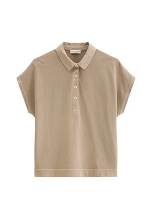 Μπεζ κοντομάνικο πόλο με τέσσερα κουμπιά και γιακά, παρουσιάζεται απλωμένο σε λευκό φόντο.