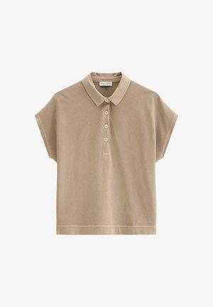 Bēša īsroku polo krekls ar četriem pogām un apkakli, attēlots uz balta fona.