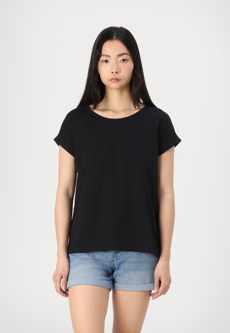T-shirt noir à manches courtes en tissu doux avec un col rond, associé à un short en denim roulé. Design simple et décontracté.