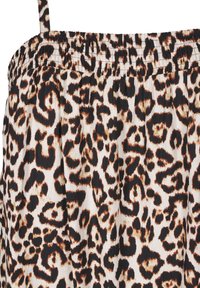 Tessuto a stampa leopardata con design plissettato e parte superiore elasticizzata. La palette colori include tonalità di nero, marrone e beige.