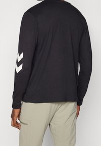Hummel Langarmshirt - black