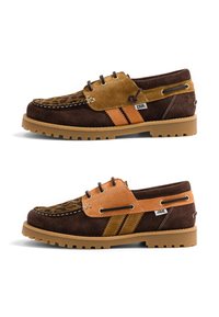 Paire de chaussures décontractées en daim marron et beige à lacets, avec imprimé léopard sur le bout, semelles robustes en gomme, et marquage "Caval" sur les côtés.