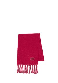 Bufanda de punto roja con acabado texturizado, extremos con flecos y una pequeña etiqueta de marca. El color es brillante y uniforme en toda la pieza.