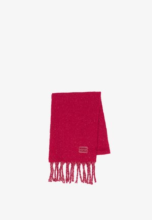 Bufanda de punto roja con acabado texturizado, extremos con flecos y una pequeña etiqueta de marca. El color es brillante y uniforme en toda la pieza.