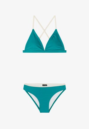 Turkoois bikini set voor dames met een driehoekige top met crèmekleurige gekruiste banden en bijpassende broekjes met crèmekleurige rand op een witte achtergrond.