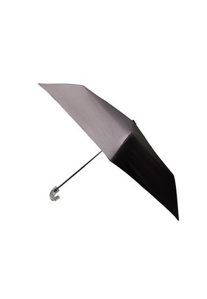 Złożona czarna parasolka z prostym metalowym trzonkiem i przezroczystą, zakrzywioną plastikową rączką na białym tle.