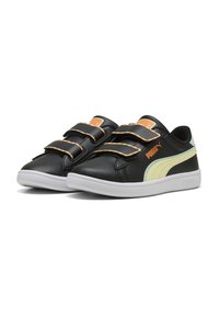 Sneaker nere in pelle con chiusura in velcro, suole in gomma bianca, dettagli in verde e arancione, e logo PUMA di lato.