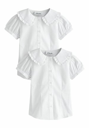 Zwei weiße Kurzarmblusen mit gerafftem Peter-Pan-Kragen und Knopfleiste vorne, flach auf einem weißen Hintergrund ausgelegt.