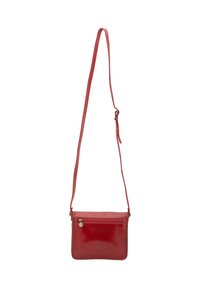 Borsa crossbody rossa in pelle con una texture liscia, forma rettangolare, tracolla regolabile e una tasca con zip sul davanti per un sicuro stoccaggio.