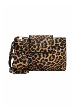 Sac bandoulière en imprimé léopard en simili cuir; il présente un rabat, une fermeture éclair, un porte-monnaie rond amovible et une bandoulière réglable.