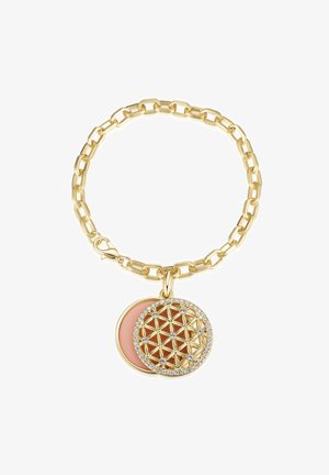 Pulsera de metal dorado con cadena de grandes eslabones, que presenta un colgante redondo con un diseño de rejilla dorada texturizada y un fondo circular rosa.