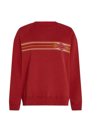 Rød sweatshirt med ribbet rund hals, raglanærmer og et vandret stribet design i gult og pink over brystet.