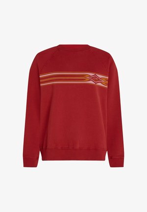 Rød sweatshirt med ribbet rund hals, raglanærmer og et vandret stribet design i gult og pink over brystet.