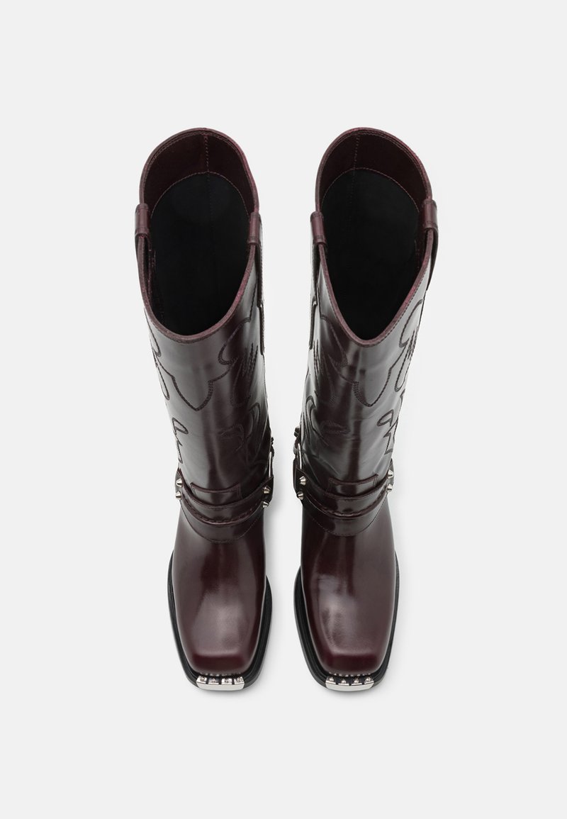 Bordowe skórzane buty do kolan z kwadratowym noskiem, tłoczonymi detalami, metalowymi akcentami i gładką teksturą.