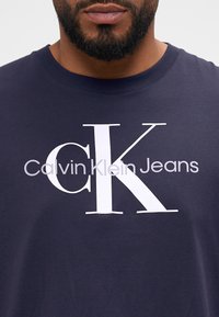 Calvin Klein Jeans Plus PLUS SEASONAL MONOLOGO TEE - Apdrukāts T-krekls - night sky/white