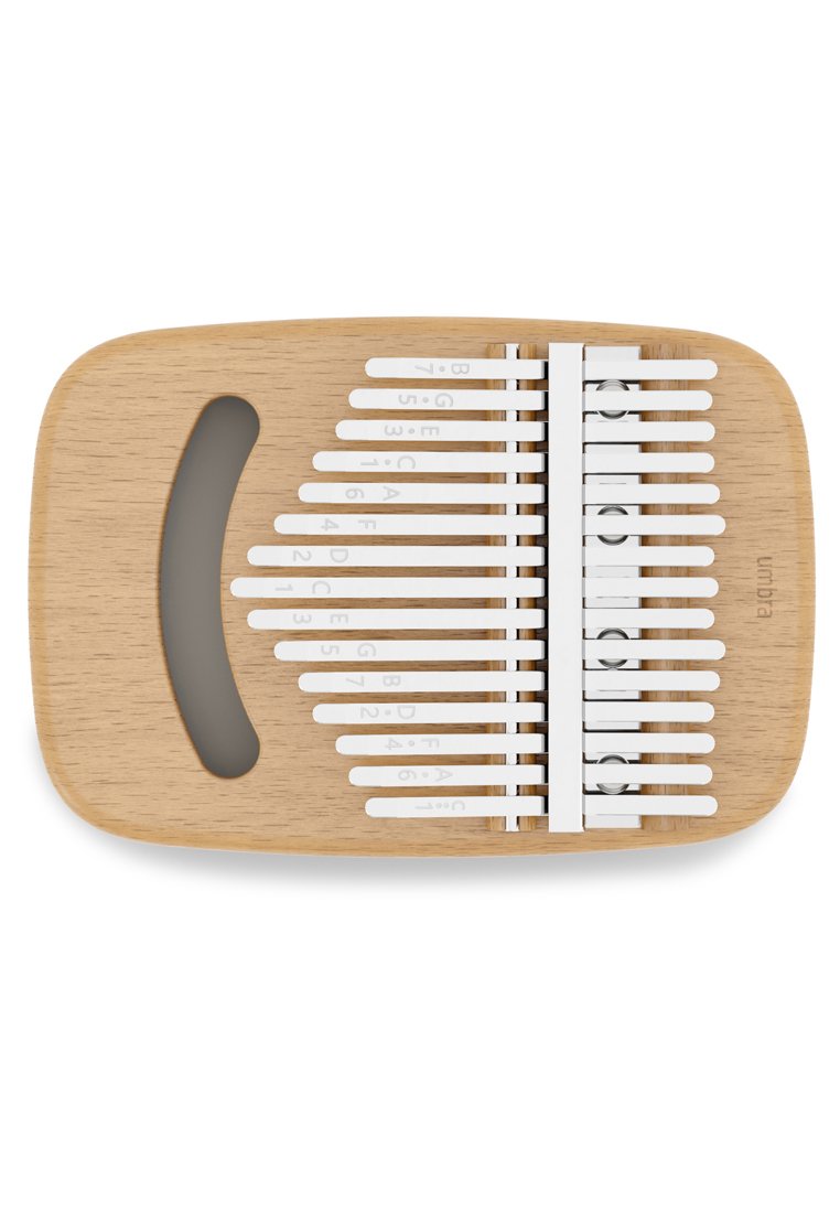 Instrument kalimba z jasnym drewnianym podstawa, białymi metalowymi prętami i wygrawerowanymi nutami. Posiada wycięcie w kształcie łuku dla lepszej projekcji dźwięku.