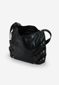 Borsa a mano in ecopelle nera con superficie testurizzata, più scomparti con zip e accenti in metallo argentato. Design spazioso e curvo.