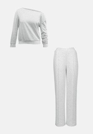 Sweatshirt gris clair à manches longues, col en rond et poignets côtelés. Pantalons de jogging gris clair assortis avec taille élastique et jambes droites.