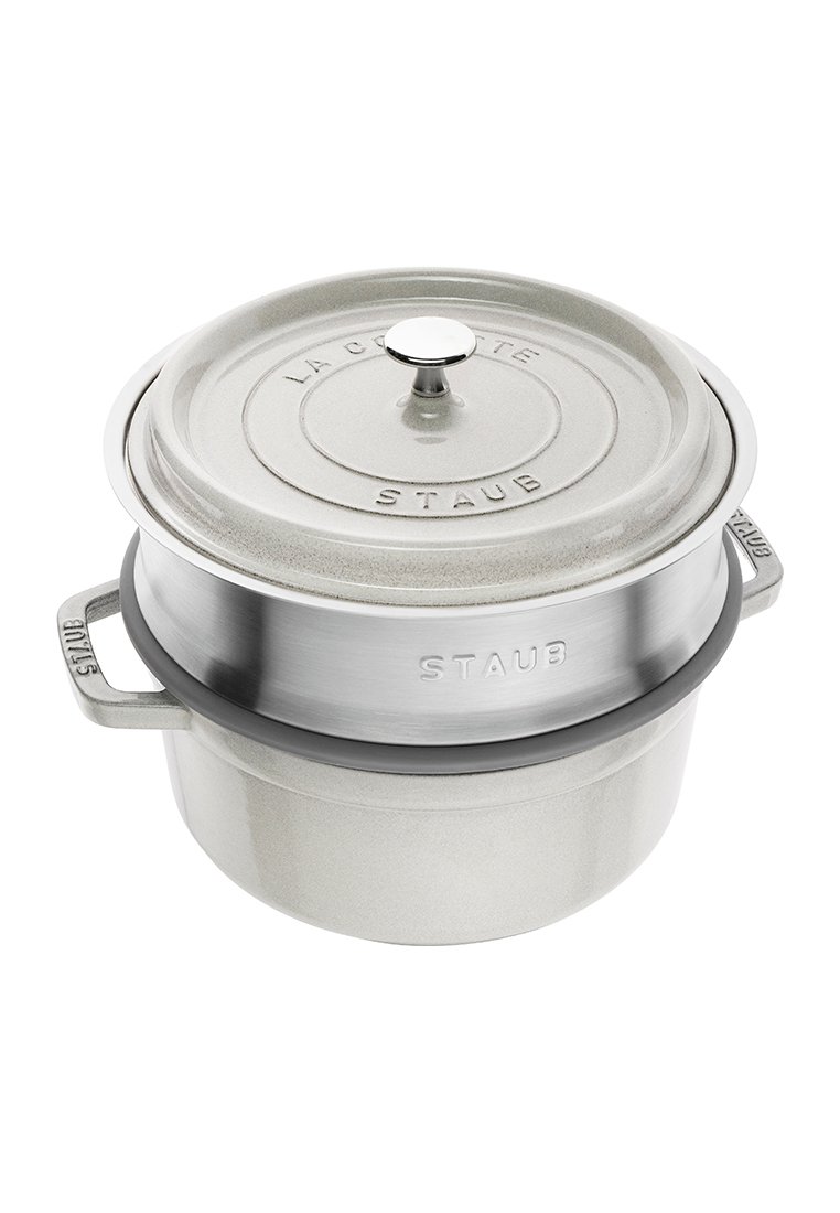 Ronde, lichtgrijze geëmailleerde gietijzeren cocotte met een roestvrijstalen knop en een matte afwerking. Gegraveerde merknaam aan de zijkant. Inclusief deksel.