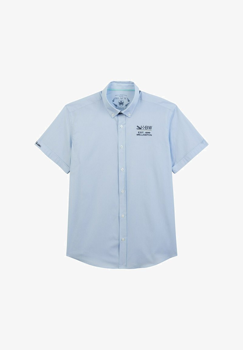 Chemise à manches courtes, bleu clair, avec un motif texturé, logo brodé sur la poitrine et une étiquette sur la manche.