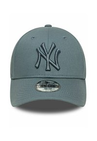 Grau Baseballkappe mit einer gestickten NY-Logo auf der Vorderseite, glattem Stoff, gebogenem Schirm und einem verstellbaren Riemen auf der Rückseite.