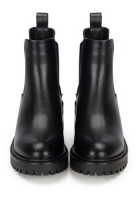 Botas de piel negra hasta el tobillo con un acabado texturizado, lados curvados, lengüetas de tirón y una suela de goma resistente. Diseño sólido y versátil.