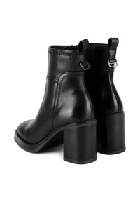 Čierne kožené členkové booties s hladkým povrchom, okrúhlou špičkou a blokovými podpätkami. Obsahujú dvojité pútka na ťahanie a postranné švy.