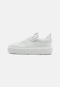 Baskets blanches à plateforme en cuir lisse, avec un bout arrondi, un laçage à l'avant et une semelle rainurée texturée pour une meilleure adhérence.