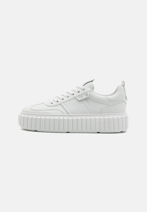 Baskets blanches à plateforme en cuir lisse, avec un bout arrondi, un laçage à l'avant et une semelle rainurée texturée pour une meilleure adhérence.