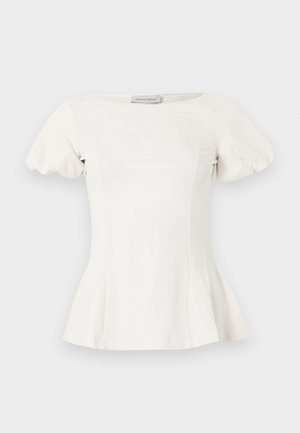 Hvid kortærmet bluse med puffede ærmer, figursyet talje, bådudskæring og let flare ved kanten.
