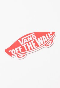 Červená nálepka ve tvaru skateboardu s textem "Vans" a "OFF THE WALL" v bílé tučné škole na jednobarevném pozadí.