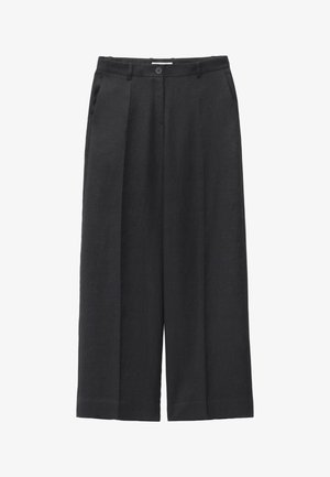 Pantalon noir à jambes larges avec plis sur le devant, poches latérales, ceinture avec passants et fermeture par bouton à l'avant.
