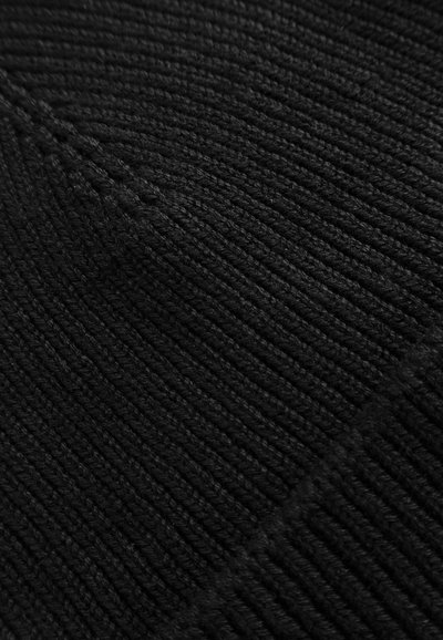 Crna pletena kapa, s rebrastom teksturom, glatkim završetkom i bezšavným dizajnom. Materijal izgleda mekano i gusto za toplinu.