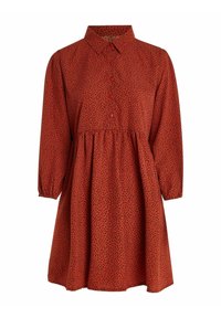 Röd klänning med svarta prickar, kragkrage, långa puffärmar, knäppning fram och samlad midja, med en avslappnad silhuett.