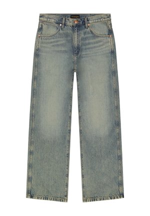 Ανδρικά μπλε τζιν Wrangler με ίσια γραμμή, ξεθωριασμένες λεπτομέρειες, χαλκάδες από χαλκό και στυλ με πέντε τσέπες σε λευκό φόντο.