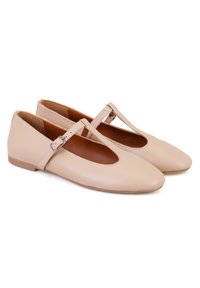 Beige leren balletschoenen met een T-bandontwerp, ronde neus en platte zool, voorzien van een verstelbare gesp voor een veilige pasvorm.