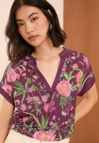 Love & Roses V NECK SHORTS SLEEVE REGULAR FIT - Nyomott mintás póló - red